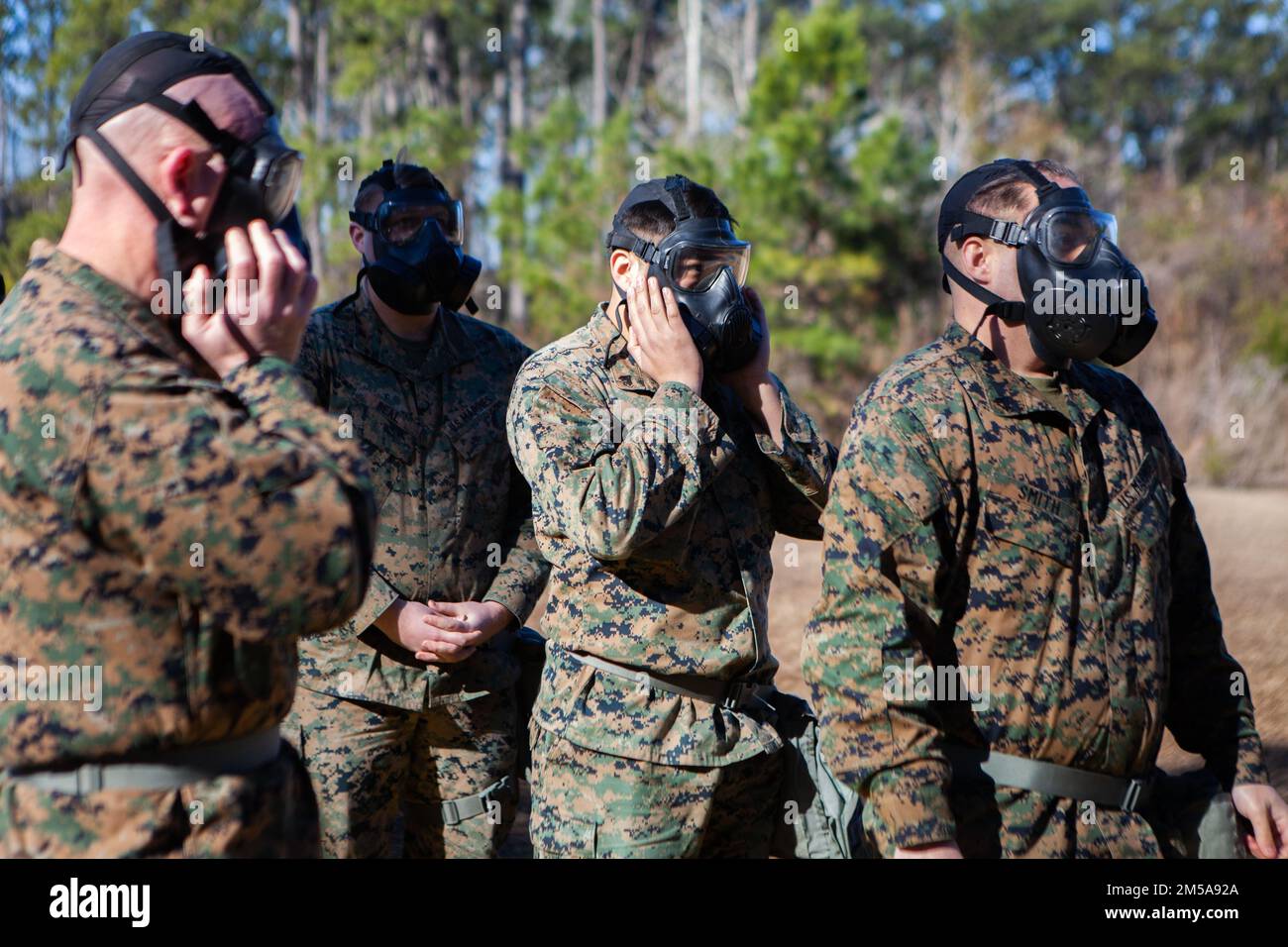 Marines con 24th Marine Expeditionary Unit (MEU) si preparano ad entrare in una camera a gas durante un esercizio di confidenza individuale sui dispositivi di protezione a Camp Lejeune, N.C., 15 febbraio 2022. Marines partecipa a questo esercizio ogni anno per instillare fiducia e competenza nell'operare in potenziali ambienti chimici, biologici, radiologici e nucleari. Foto Stock