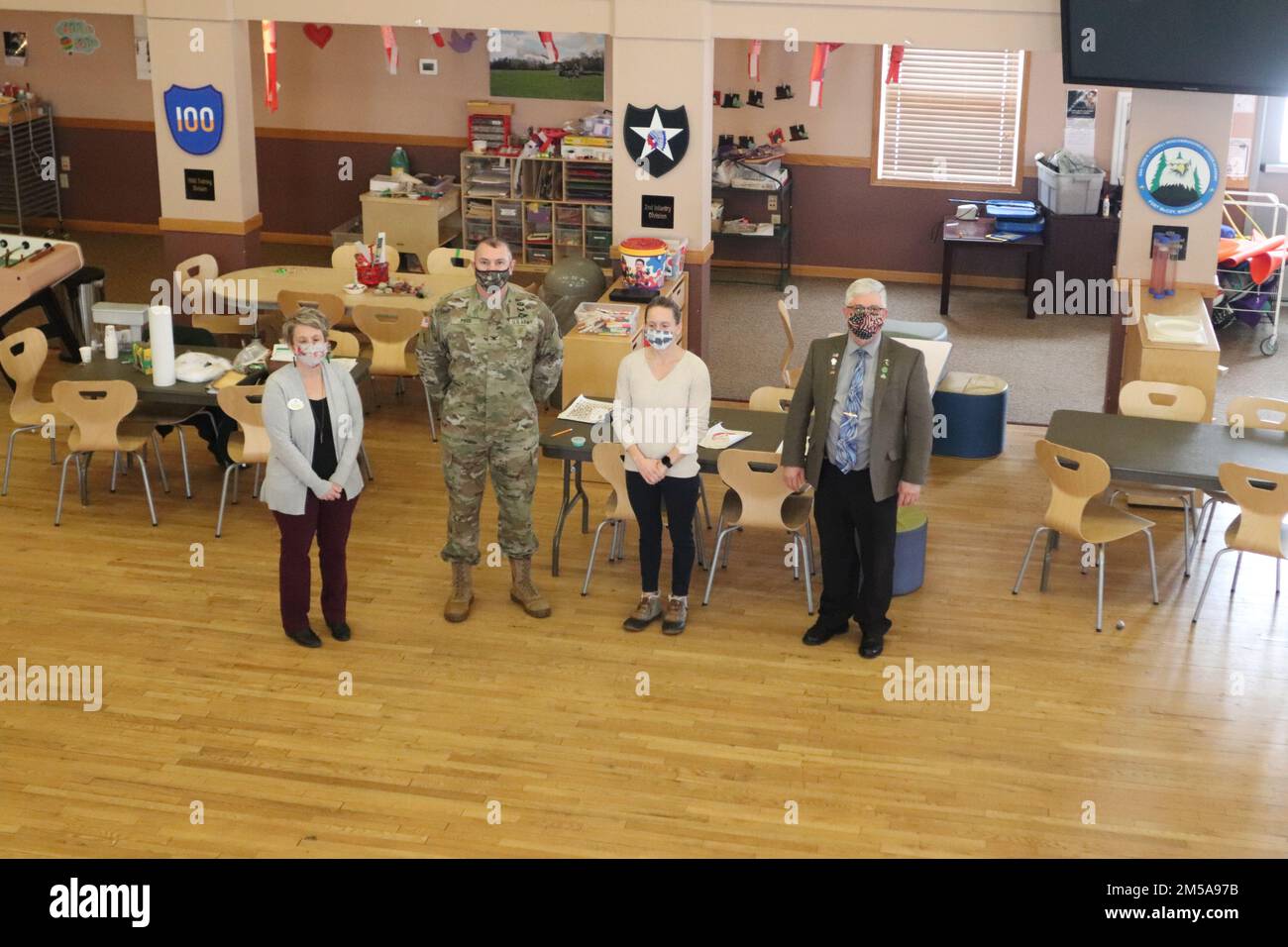 Il comandante Garrison col. Michael poss e il vice del comandante Garrison Brad Stewart sono mostrati in una foto 15 febbraio 2022, con i membri del programma di servizi per bambini e giovani (CYS) del posto a Fort McCoy, Wisconsin. I dirigenti della guarnigione hanno fatto una visita speciale per ringraziarli per sei mesi di sostegno all'operazione Allees Welcome (OAW). La missione OAW è stata completata a Fort McCoy il 15 febbraio 2022. Il programma CYS di Fort McCoy comprende il School Age Center/Youth Center e il Child Development Center ed è gestito dalla direzione della famiglia e del morale, del benessere e del tempo libero di Fort McCoy. Foto Stock