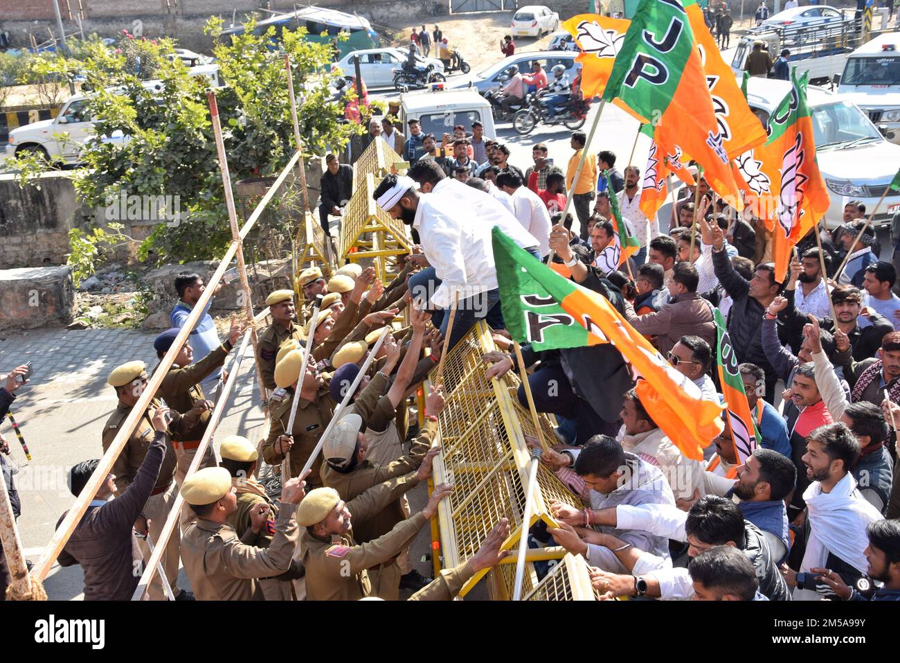 Ajmer, Rajasthan, India. 26th Dec, 2022. I lavoratori e la polizia del BJP sono venuti faccia a faccia mentre protestano contro il governo dello stato per il caso di perdita di carta del RPSC in Ajmer.on 26 dic 2022 foto di shaukat ahmed (immagine di credito: © Shaukat Ahmed/Pacific Press via ZUMA Press Wire) Foto Stock