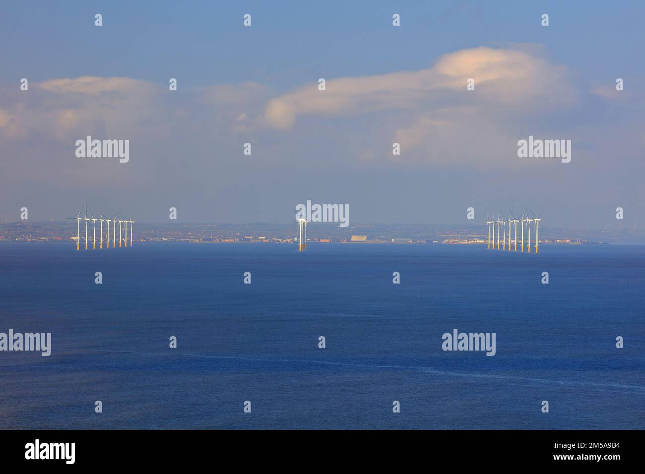 Vista in lontananza di una fattoria eolica offshore al largo della costa di teeside, Inghilterra nord-orientale, Regno Unito. Foto Stock