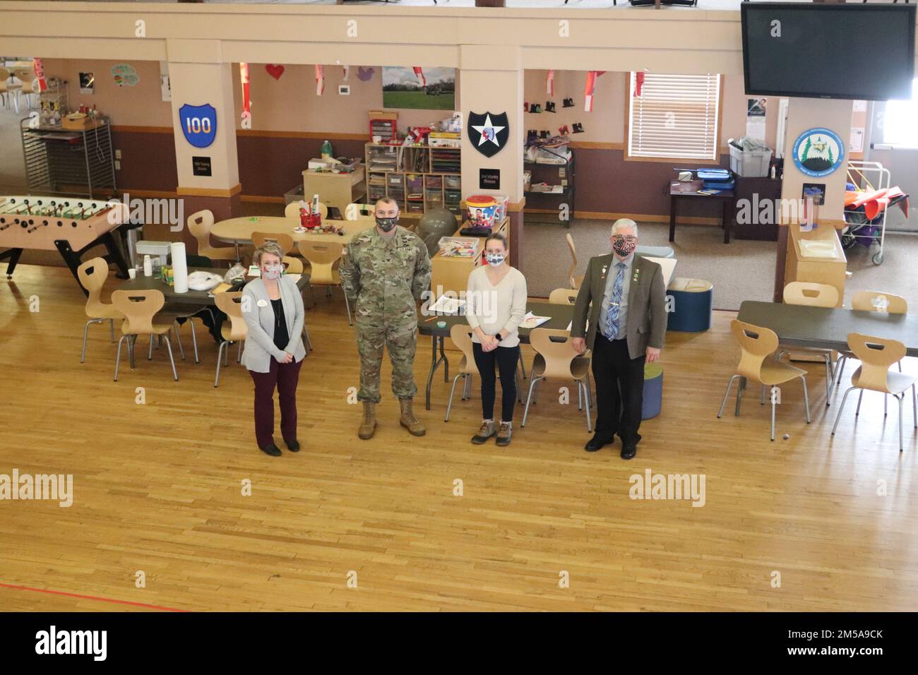 Il comandante Garrison col. Michael poss e il vice del comandante Garrison Brad Stewart sono mostrati in una foto 15 febbraio 2022, con i membri del programma di servizi per bambini e giovani (CYS) del posto a Fort McCoy, Wisconsin. I dirigenti della guarnigione hanno fatto una visita speciale per ringraziarli per sei mesi di sostegno all'operazione Allees Welcome (OAW). La missione OAW è stata completata a Fort McCoy il 15 febbraio 2022. Il programma CYS di Fort McCoy comprende il School Age Center/Youth Center e il Child Development Center ed è gestito dalla direzione della famiglia e del morale, del benessere e del tempo libero di Fort McCoy. Foto Stock