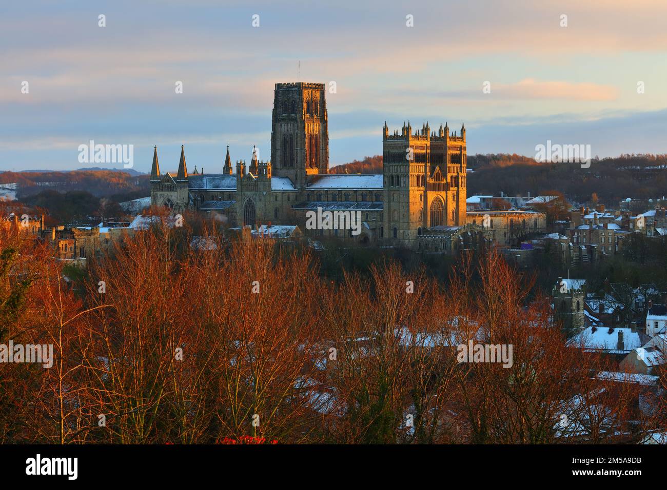 Vista della Cattedrale di Durham immersa nella calda luce serale in una serata invernale. Contea di Durham, Inghilterra, Regno Unito. Foto Stock