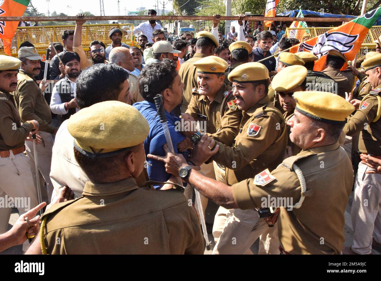 Ajmer, Rajasthan, India. 26th Dec, 2022. I lavoratori e la polizia del BJP sono venuti faccia a faccia mentre protestano contro il governo dello stato per il caso di perdita di carta del RPSC in Ajmer.on 26 dic 2022 foto di shaukat ahmed (immagine di credito: © Shaukat Ahmed/Pacific Press via ZUMA Press Wire) Foto Stock