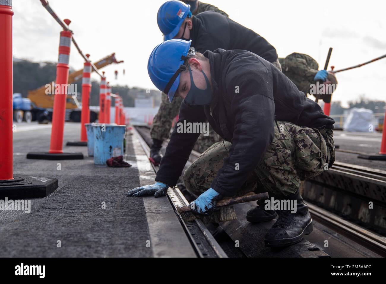 220215-N-WU964-1019 YOKOSUKA, Giappone (15 febbraio 2022) i velisti eseguono la manutenzione della catapulta degli aerei a bordo degli Stati Uniti L’unica portaerei della Marina schierata a termine USS Ronald Reagan (CVN 76). Ronald Reagan, il fiore all'occhiello del Carrier Strike Group 5, fornisce una forza pronta per il combattimento che protegge e difende gli Stati Uniti, e sostiene alleanze, partnership e interessi marittimi collettivi nella regione del Pacifico. Foto Stock