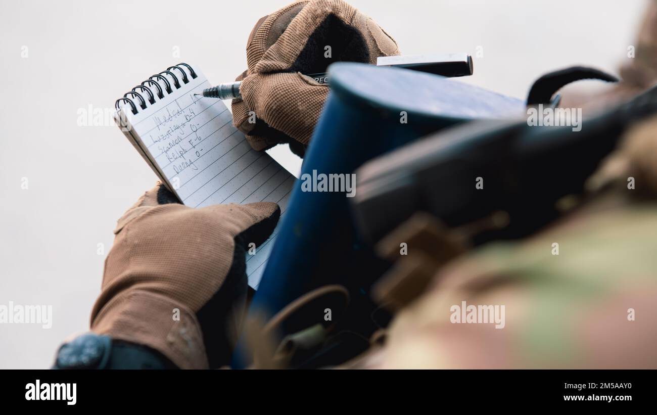 STATI UNITI Angel Leon, membro dello Squadrone delle forze di sicurezza espeditionarie del 379th, prende appunti in una scena attiva simulata di sparatutto presso la base aerea di al Udeid, Qatar, 15 febbraio 2022. La 379th Air Expeditionary Wing ha eseguito il Grand Shield 22-3, che ha dimostrato la capacità dell'ala di sopravvivere e operare stabilendo al contempo un comando, un controllo e una comunicazione efficaci (C3) in un ambiente contestato. Foto Stock