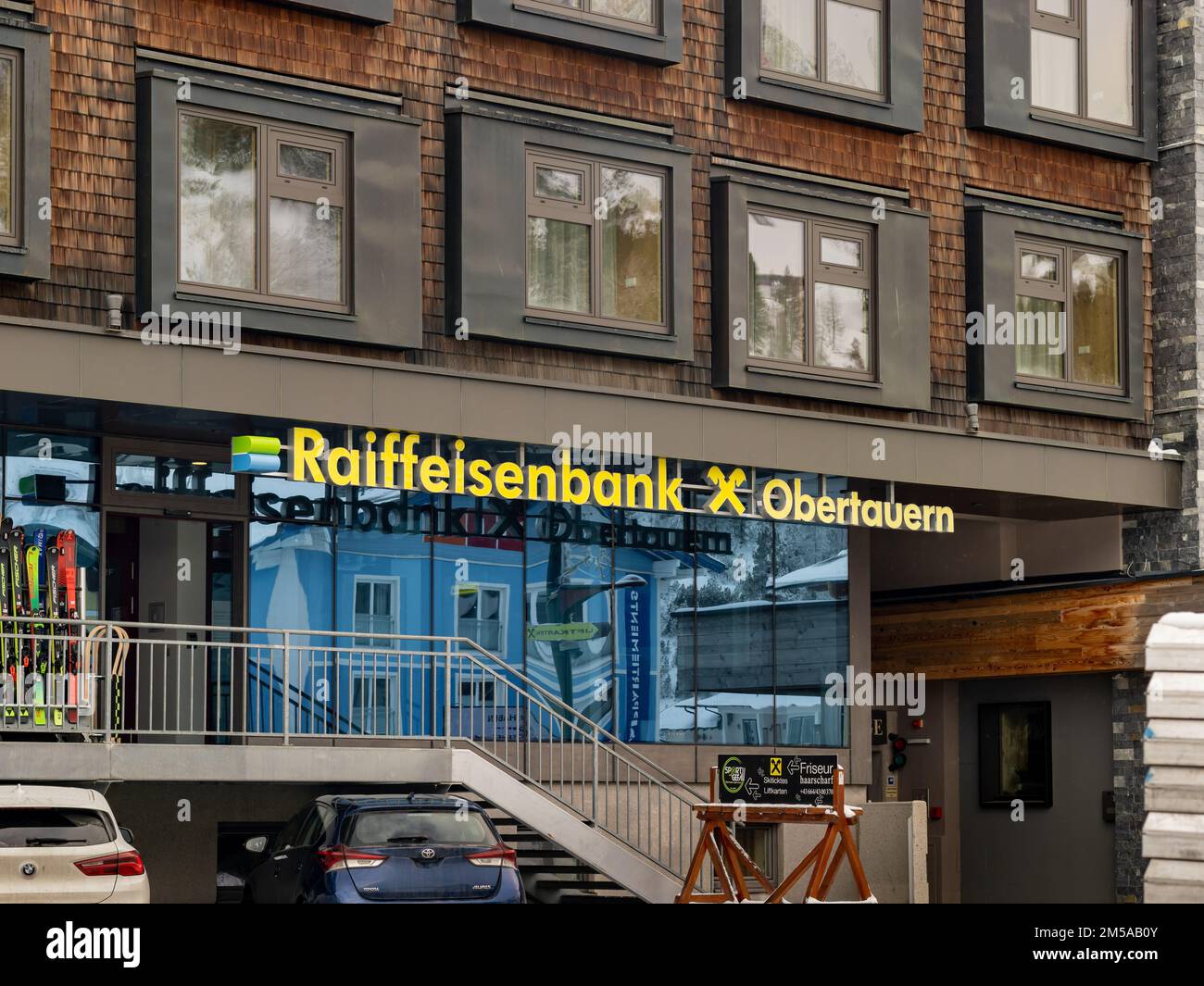 Raiffeisenbank Lungau in Obertauern. Logo sull'esterno dell'edificio della filiale. Segno della banca del consumatore nella regione di Salisburgo. Foto Stock