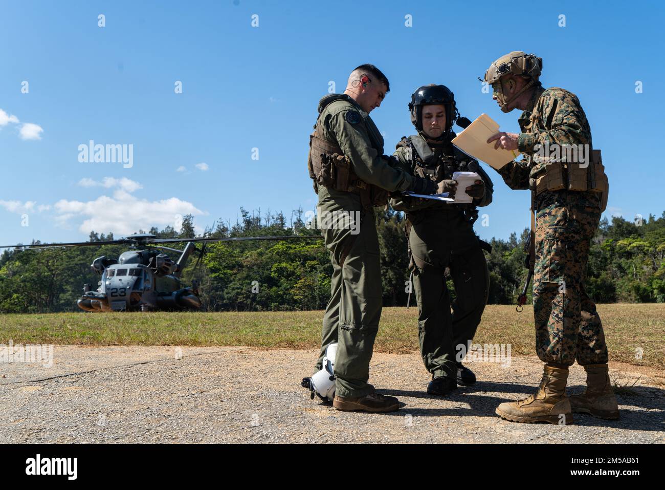 STATI UNITI Marines con 1st battaglione, 3D Marines, 3D Marine Division e 1st Marine Aircraft Wing coordinano un assalto aereo durante l'esercizio 22 di Jungle Warfare nella Central Training Area, Okinawa, Giappone, 15 febbraio 2022. JWX 22 è un'esercitazione di formazione sul campo su larga scala incentrata sull'utilizzo delle capacità integrate di partner congiunti e alleati per rafforzare la consapevolezza, la manovra e gli incendi in tutti i settori in un ambiente marittimo distribuito. 1/3 viene distribuito in futuro nell'Indo-Pacific con 4th Marines come parte del programma di implementazione delle unità. Foto Stock