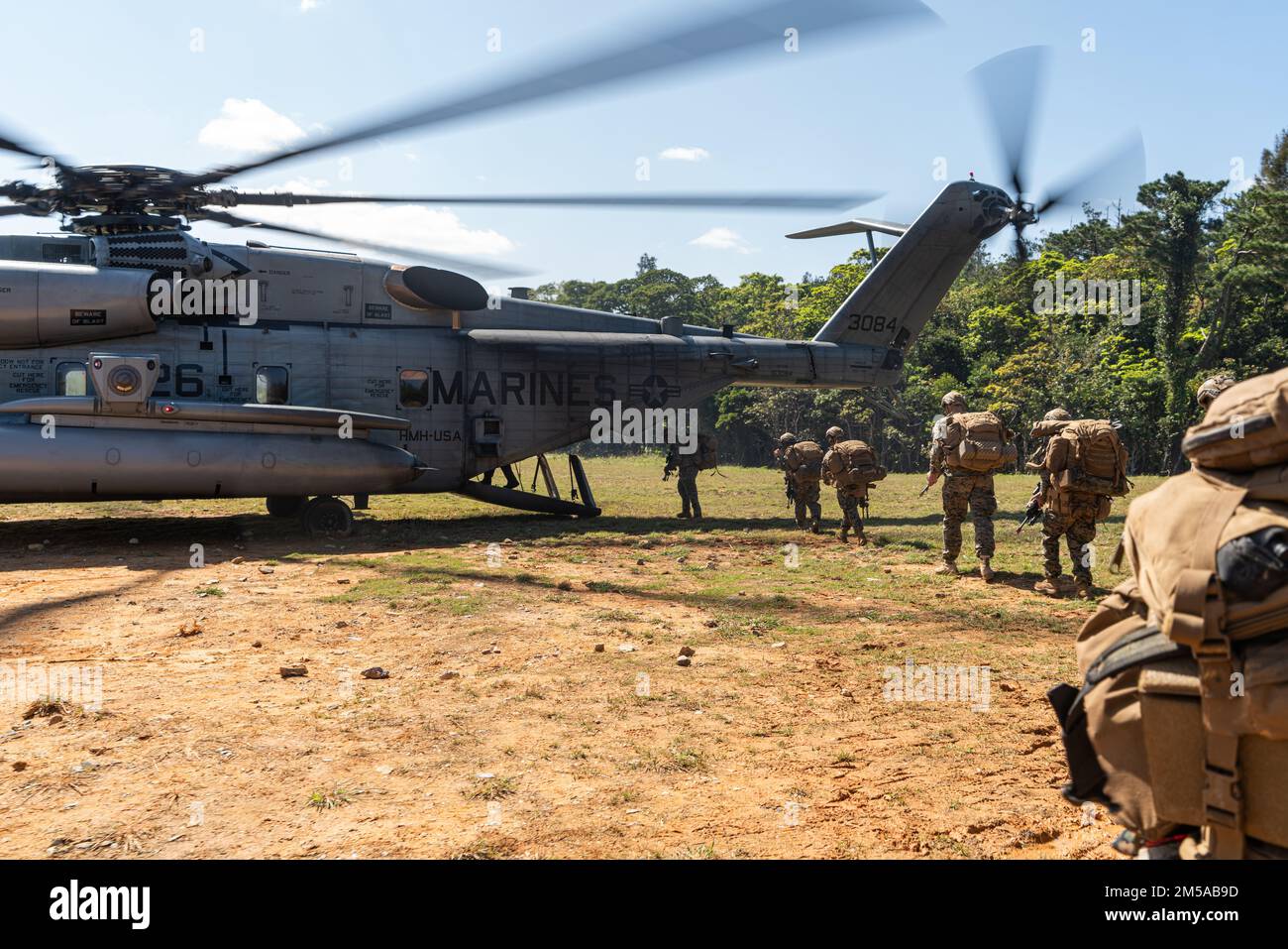 STATI UNITI Marines con 1st battaglione, 3D Marines, 3D Marine Division eseguono un attacco aereo tramite CH-53E Super Stallions con 1st Marine Aircraft Wing durante l'esercizio 22 di Jungle Warfare nella Central Training Area, Okinawa, Giappone, 15 febbraio 2022. JWX 22 è un'esercitazione di formazione sul campo su larga scala incentrata sull'utilizzo delle capacità integrate di partner congiunti e alleati per rafforzare la consapevolezza, la manovra e gli incendi in tutti i settori in un ambiente marittimo distribuito. 1/3 viene distribuito in futuro nell'Indo-Pacific con 4th Marines come parte del programma di implementazione delle unità. Foto Stock