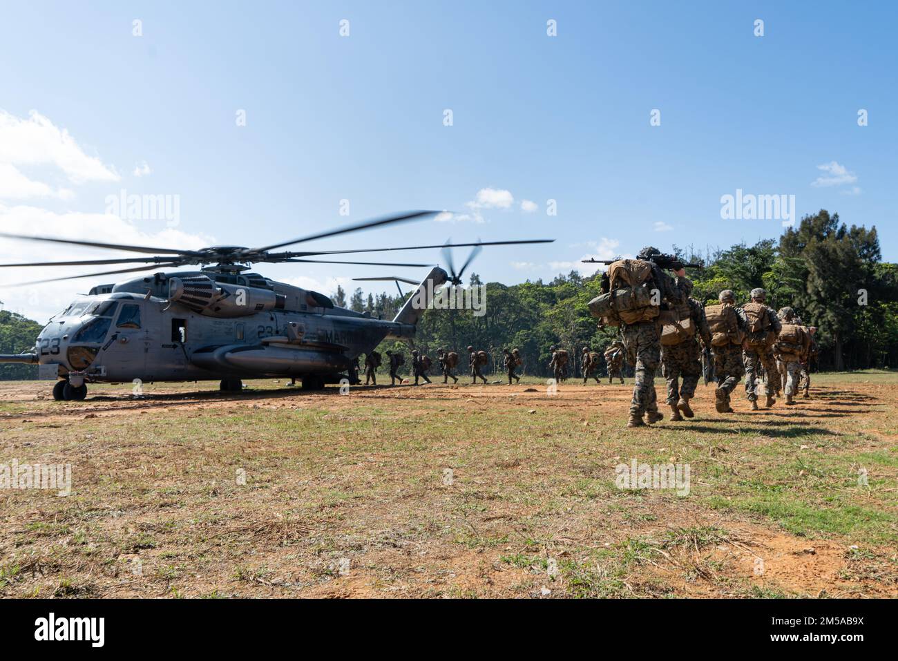 STATI UNITI Marines con 1st battaglione, 3D Marines, 3D Marine Division eseguono un attacco aereo tramite CH-53E Super Stallions con 1st Marine Aircraft Wing durante l'esercizio 22 di Jungle Warfare nella Central Training Area, Okinawa, Giappone, 15 febbraio 2022. JWX 22 è un'esercitazione di formazione sul campo su larga scala incentrata sull'utilizzo delle capacità integrate di partner congiunti e alleati per rafforzare la consapevolezza, la manovra e gli incendi in tutti i settori in un ambiente marittimo distribuito. 1/3 viene distribuito in futuro nell'Indo-Pacific con 4th Marines come parte del programma di implementazione delle unità. Foto Stock