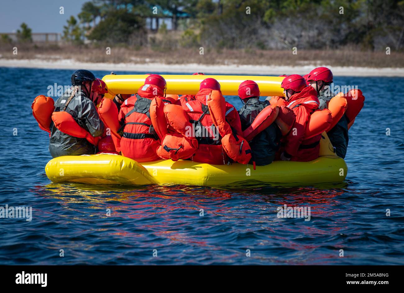 Water Survival Training i partecipanti salpano a bordo di una zattera di salvataggio il 15 febbraio 2022, all'Hurlburt Field, Florida. La formazione è condotta da specialisti di Survival, Evasion, Resistance e Escape che istruiscono il personale di volo su come gestire le emergenze legate all'acqua. Foto Stock