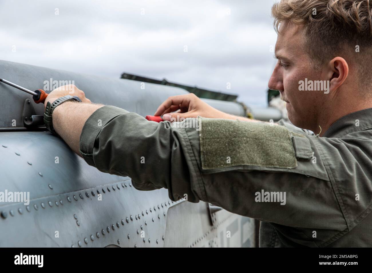 STATI UNITI Wyatt Stark, un capo dell'equipaggio assegnato a Marine Attack Light Attack Helicopter Squadron 469, Marine Aircraft Group 39, 3rd Marine Aircraft Wing (MAW), stende un pannello su un velivolo UH-1Y durante un'ispezione prima del volo presso Marine Corps Air Station Camp Pendleton, California, 15 febbraio 2022. Winter Fury 22 offre ai Marines di 3rd MAW opportunità di formazione realistiche e pertinenti necessarie per rispondere a qualsiasi crisi in tutto il mondo e vincere in modo decisivo in un conflitto marittimo altamente contestato. Foto Stock