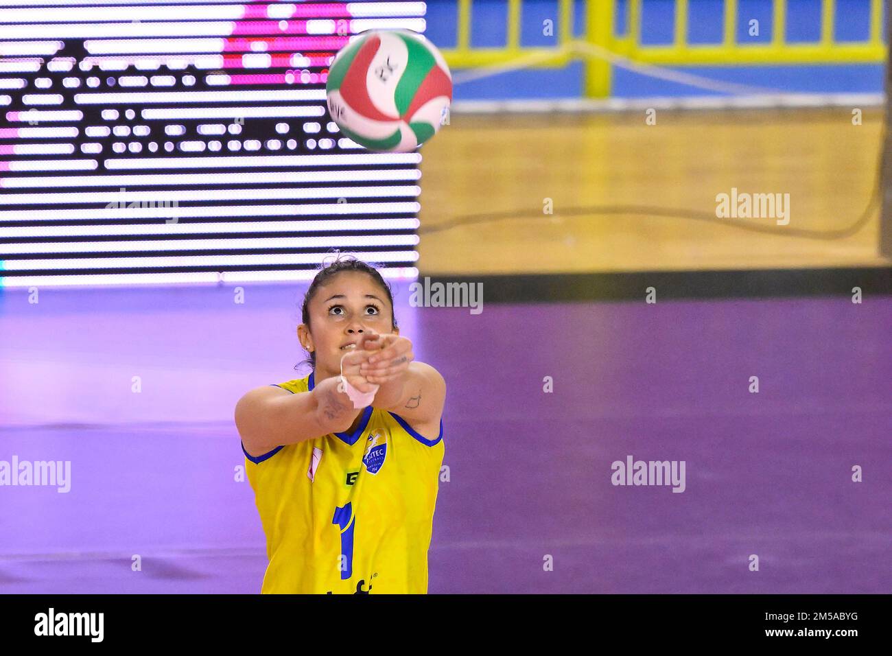 Guidonia, Italia. 26th Dec, 2022. Natasha Spinello di Pallavolo Assitec Sant'Elia durante il 12th° giorno del campionato femminile di pallavolo A2 tra Roma Volley Club - Pallavolo Assitec Sant'Elia, 26 dicembre 2022, Guidonia, Roma, italia (Credit Image: © Domenico Cippitelli/Pacific Press via ZUMA Press Wire) Foto Stock