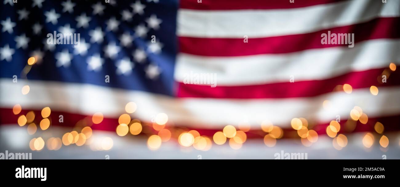 Bandiera degli Stati Uniti sfocata con luci bokeh. Quarto di luglio Independence Day sfondo Foto Stock