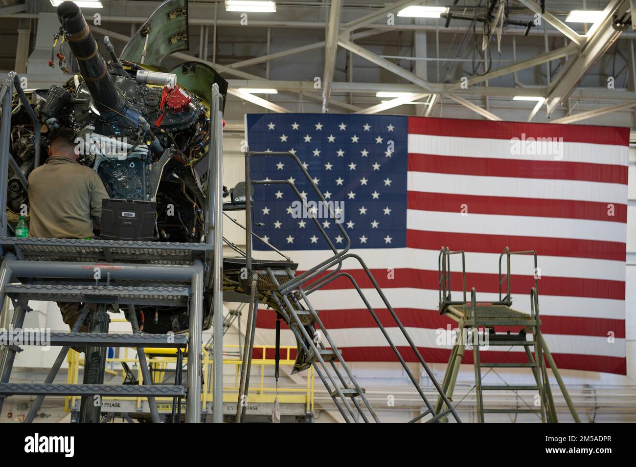 Senior Airman Thomas Perez, un capo equipaggio di 801st Special Operations Aircraft Maintenance Squadron CV-22 Osprey, installa un deflettore antincendio orizzontale del cambio proprotor interno durante la manutenzione a Independence Hangar on Hurlburt Field, Fla., Feb15, 2022. La missione di SOAMXS 801st è quella di eseguire la manutenzione di tutte le attrezzature a supporto di missioni operative speciali a livello mondiale in risposta alle attività delle autorità di comando nazionali per il CV-22 Osprey a supporto dello Squadrone delle operazioni speciali 8th. Foto Stock