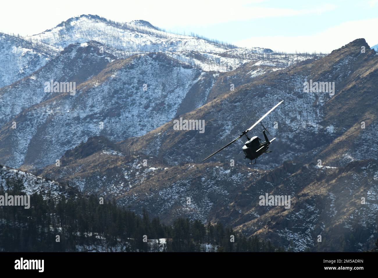Un elicottero Squadron del 37th vola attraverso Poudre Canyon, Colorado, 15 febbraio 2022. La 37 HS vola attraverso molti tipi diversi di terreno per scopi di addestramento, al fine di rimanere la missione pronta e letale in ogni momento. Foto Stock Un elicottero Squadron del 37th vola attraverso Poudre Canyon, Colorado, 15 febbraio 2022. La 37 HS vola attraverso molti tipi diversi di terreno per scopi di addestramento, al fine di rimanere la missione pronta e letale in ogni momento. Foto Stock