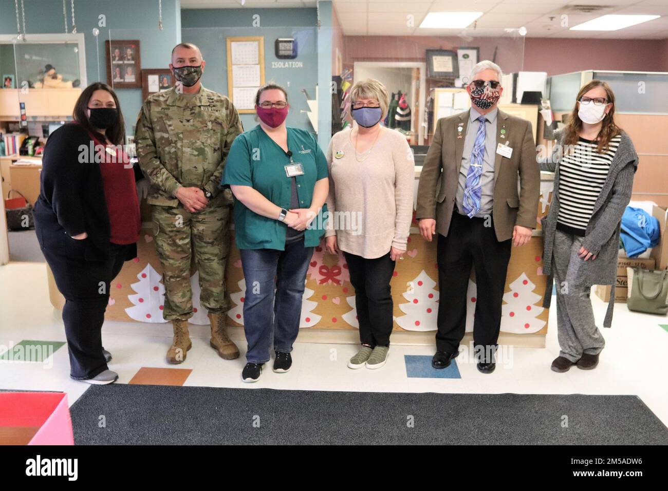 Il comandante Garrison col. Michael poss e il vice del comandante Garrison Brad Stewart sono mostrati in una foto 15 febbraio 2022, con i membri del programma di servizi per bambini e giovani (CYS) del posto a Fort McCoy, Wisconsin. I dirigenti della guarnigione hanno fatto una visita speciale per ringraziarli per sei mesi di sostegno all'operazione Allees Welcome (OAW). La missione OAW è stata completata a Fort McCoy il 15 febbraio 2022. Il programma CYS di Fort McCoy comprende il School Age Center/Youth Center e il Child Development Center ed è gestito dalla direzione della famiglia e del morale, del benessere e del tempo libero di Fort McCoy. Foto Stock