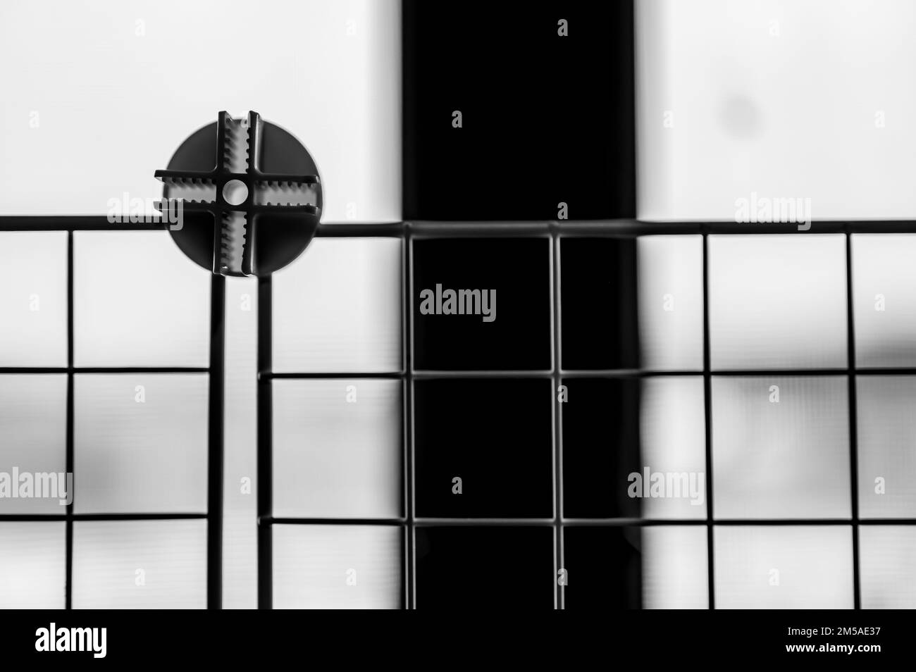 Focalizzazione selettiva su un blocco di collegamento su un sistema modulare di scaffalature con gabbia metallica Foto Stock