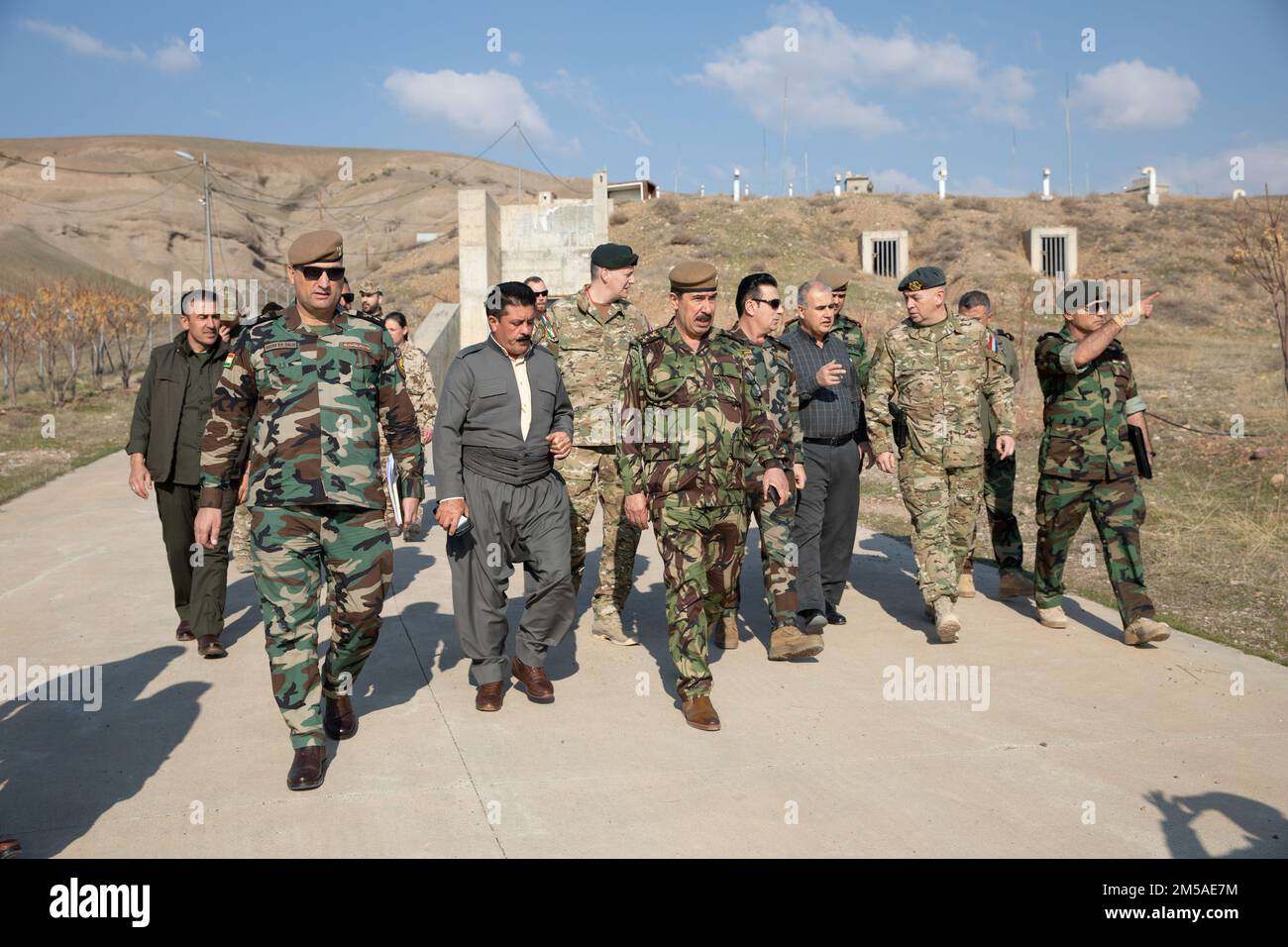 Membri della coalizione con il gruppo consigliere militare - Nord (MAG-N), Combined Joint Task Force - operazione inerente risolvere, ispezionare i magazzini delle munizioni con il Gen. Hoshmend, un leader con il Ministero di Peshmerga in un magazzino in Iraq 15 febbraio 2022. I consulenti di MAG-N si sono recati nei magazzini delle munizioni per vedere le operazioni e per consigliare le forze di Peshmerga su un adeguato stoccaggio delle munizioni, sulla durata di conservazione e sui potenziali rischi, a sostegno della missione di consulenza, assistenza e abilitazione del CJTF - OIR. Foto Stock