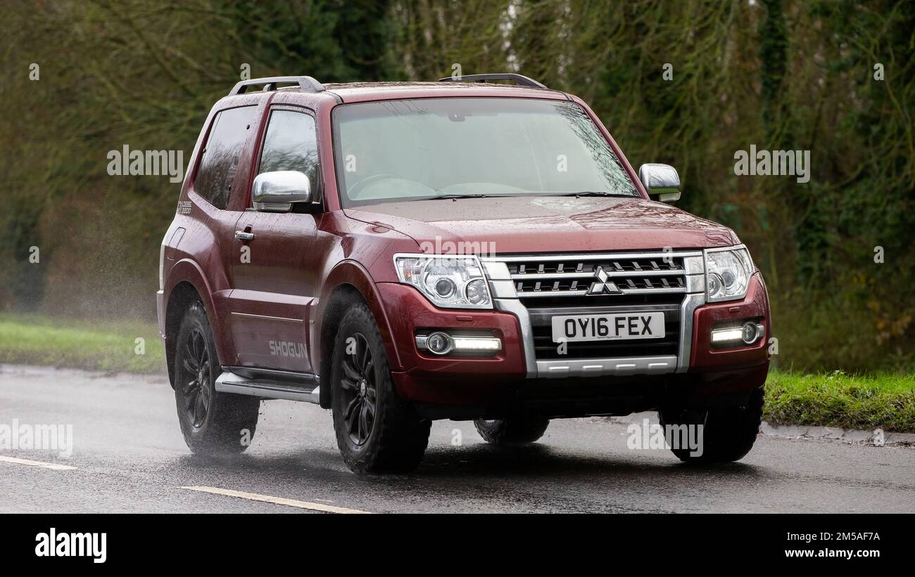 Motore diesel rosso 2016 Mitsubishi Shogun che guida su una strada bagnata Foto Stock