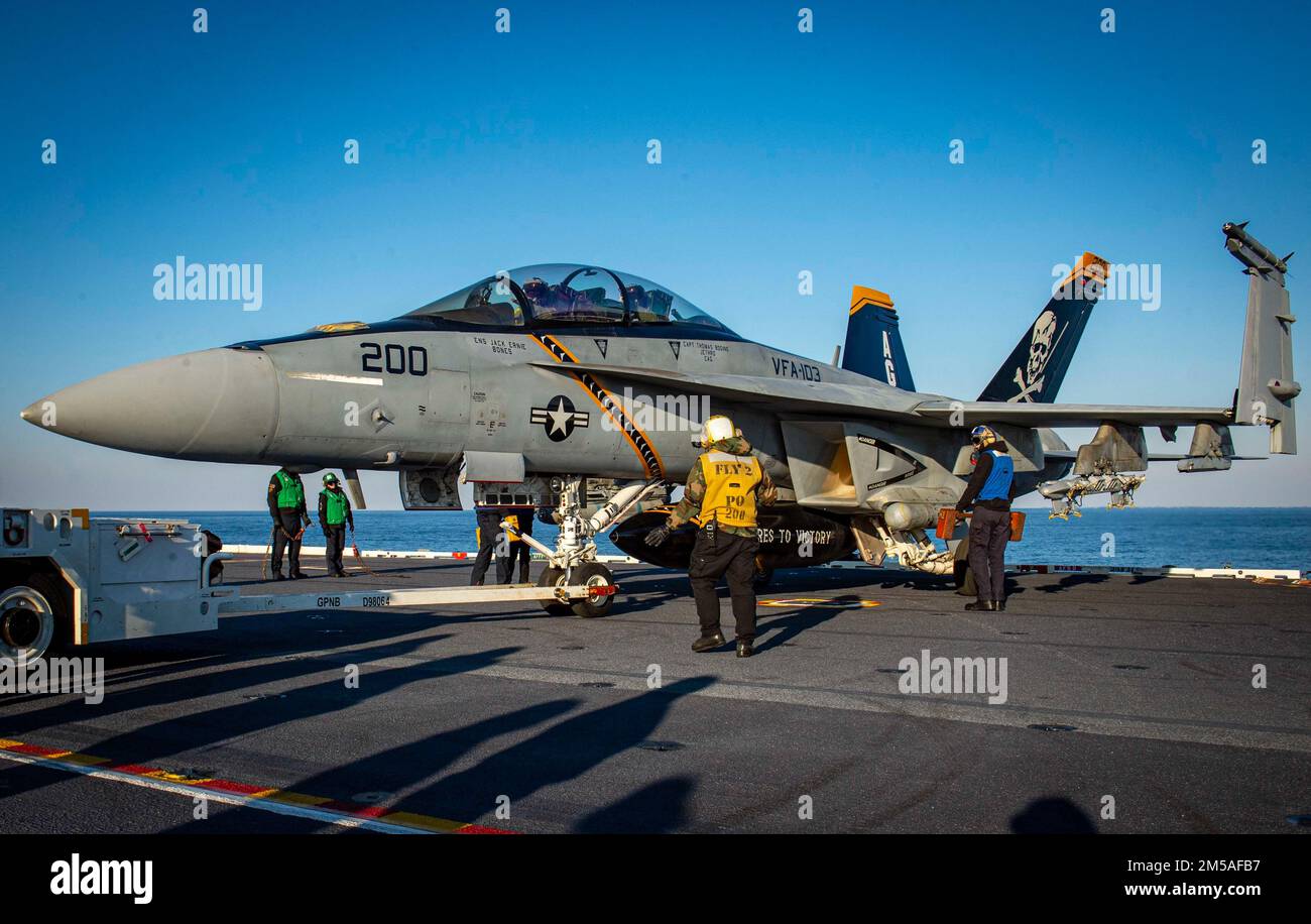 220215-N-SY758-1047 OCEANO ATLANTICO (DAL 15, 2022) un velivolo F/A-18F Super, assegnato allo Strike Fighter Squadron 103 (VFA-103), è riposizionato sul ponte di volo della portaerei USS George H.W. Bush (CVN 77) durante il Tailored Ship’s Training Availability/Final Evaluation Problem (TSTA/FEP), 15 febbraio 2022. TSTA/FEP è un'evoluzione della formazione multifase progettata per dare all'equipaggio una solida base di competenza operativa a livello di unità e per migliorare la capacità della nave di autoaddestrarsi. George H.W. Bush fornisce all'autorità di comando nazionale capacità flessibili e adattabili di lotta contro la guerra attraverso Foto Stock