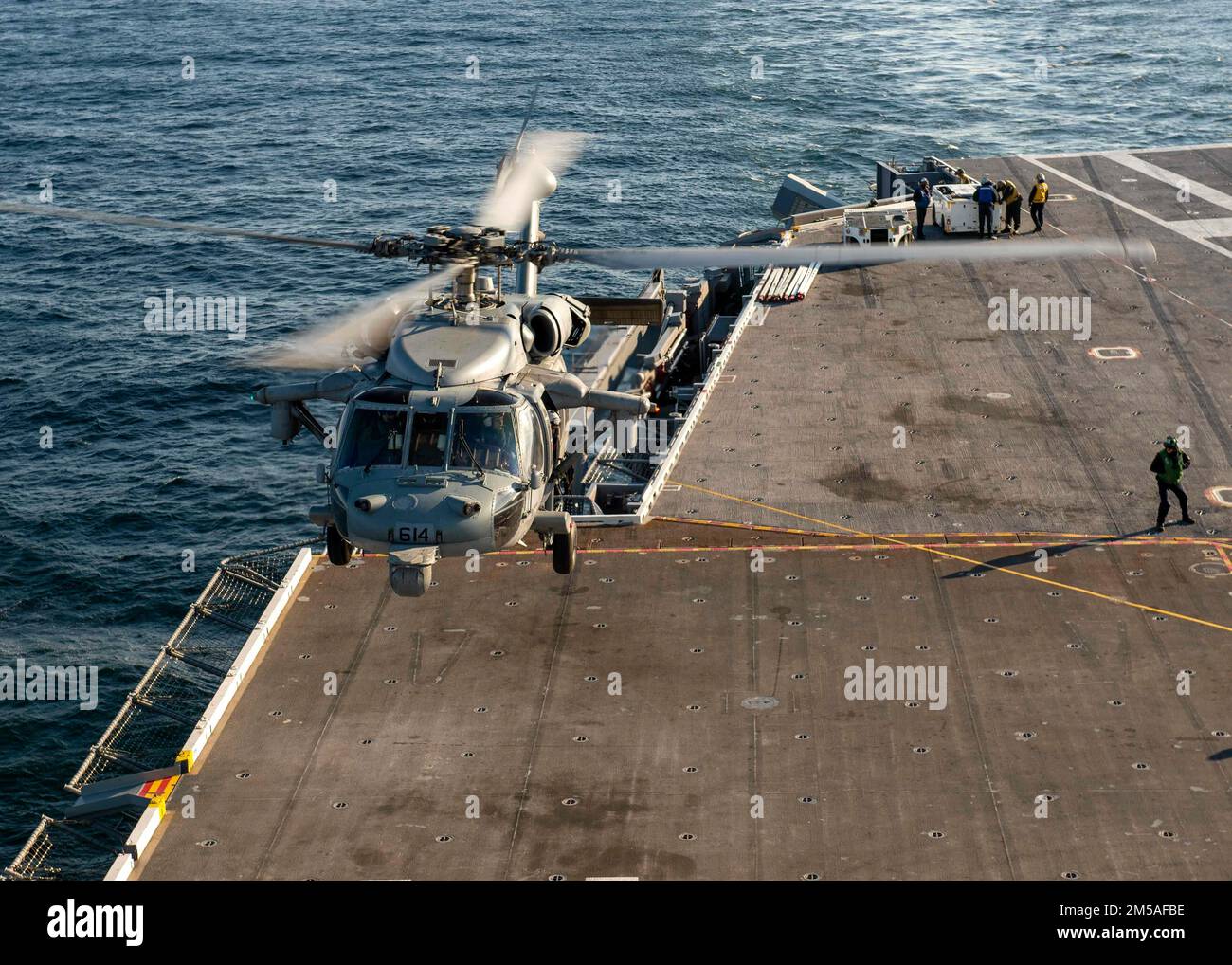 220215-N-UI066-1016 OCEANO ATLANTICO (DAL 15, 2022) un elicottero MH-60s Knight Hawk attaccato a Helicopter Sea Combat Squadron (HSC) 5, decolla dal ponte di volo della portaerei USS George H. W. Bush (CVN 77) durante il Tailored Ship’s Training Availability/Final Evolution Problem (TSTA/FEP), febbraio 15. TSTA/FEP è un'evoluzione della formazione multifase progettata per dare all'equipaggio una solida base di competenza operativa a livello di unità e per migliorare la capacità della nave di autoaddestrarsi. George H.W. Bush fornisce all'autorità di comando nazionale capacità di lotta contro la guerra flessibili e adattabili attraverso Foto Stock