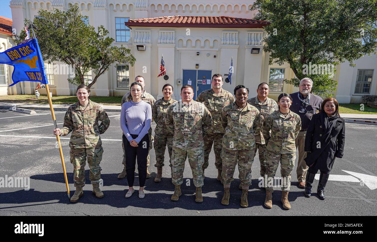 690th Cyberspace Control Squadron scatta foto allo Squadron il 15 febbraio 2022 a Port San Antonio, Texas. Foto Stock