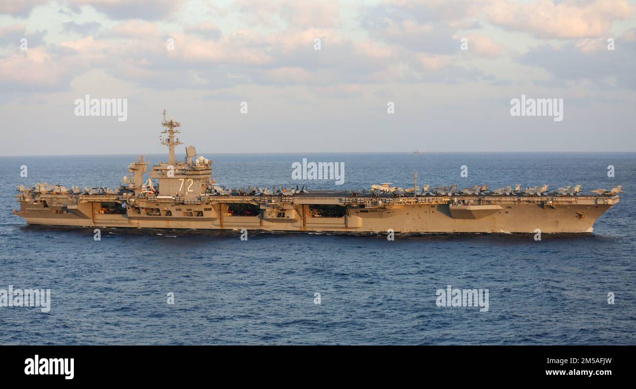 MAR DELLE FILIPPINE (Feb 16, 2022) il vettore aereo di classe Nimitz USS Abraham Lincoln (CVN 72), l'incrociatore missilistico guidato di classe Ticonderoga USS Mobile Bay (CG 53) e l'cacciatorpediniere missilistico guidato di classe Arleigh Burke USS Spruance (DDG 111) salgono in formazione con il cacciatorpediniere di classe Murasame JS-Hatazuma 105 e JD-Hatauma Hataze (TV [nave di addestramento] 3520) durante l'esercitazione Jungle Warfare 2022 (JWX 22). JWX 22 è un esercizio di formazione su larga scala incentrato sull'utilizzo delle capacità integrate di partner congiunti e alleati per rafforzare i premi di tutti i domini Foto Stock
