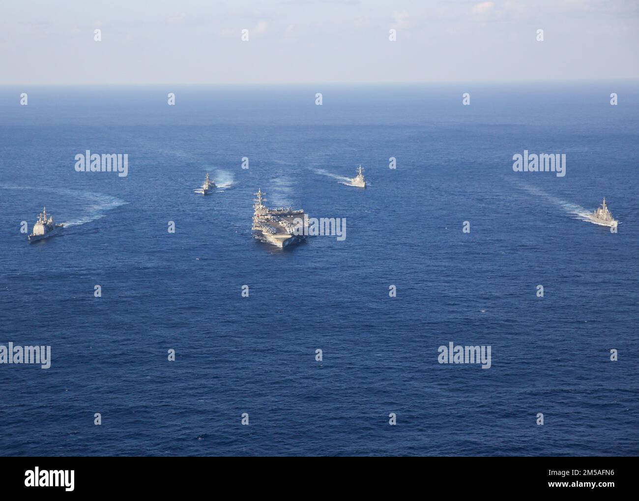 MAR DELLE FILIPPINE (Feb 16, 2022) il vettore aereo di classe Nimitz USS Abraham Lincoln (CVN 72), l'incrociatore missilistico guidato di classe Ticonderoga USS Mobile Bay (CG 53) e l'cacciatorpediniere missilistico guidato di classe Arleigh Burke USS Spruance (DDG 111) salgono in formazione con il cacciatorpediniere di classe Murasame JS-Hatazuma 105 e JD-Hatauma Hataze (TV [nave di addestramento] 3520) durante l'esercitazione Jungle Warfare 2022 (JWX 22). JWX 22 è un esercizio di formazione su larga scala incentrato sull'utilizzo delle capacità integrate di partner congiunti e alleati per rafforzare i premi di tutti i domini Foto Stock