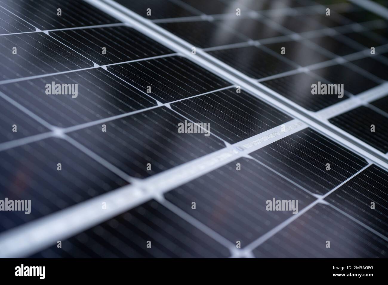 Primo piano di pannelli solari con alcuni riflessi Foto Stock
