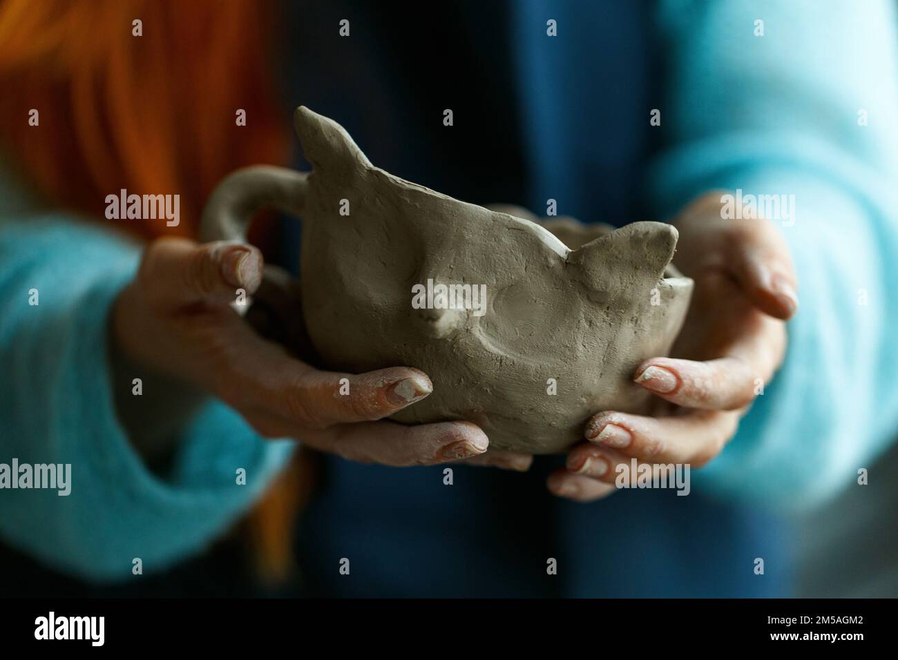 Ceramica donna in grembiule di formatura creta Cup.Hands di ceramista professionale creare vasellame sul posto di lavoro. Hobby.piccola impresa artigianale con Foto Stock