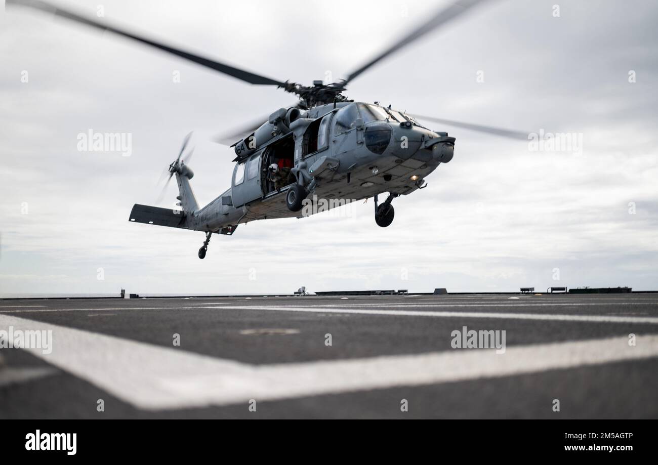 220216-N-LI768-1043 MARE DELLE FILIPPINE (16 febbraio 2022) – un elicottero MH-60s Sea Hawk, assegnato ai “Blackjacks” di Helicopter Sea Combat Squadron (HSC) 21, decollerà dal ponte di volo della nave litoranea da combattimento Independence-variant USS Tulsa (LCS 16). Tulsa, parte di Destroyer Squadron (DESRON) 7, è su un dispiegamento rotazionale, che opera nell'area delle operazioni della flotta degli Stati Uniti 7th per migliorare l'interoperabilità con i partner e servire come una forza di risposta pronta a sostegno di una regione indomPacifico libera e aperta. Foto Stock