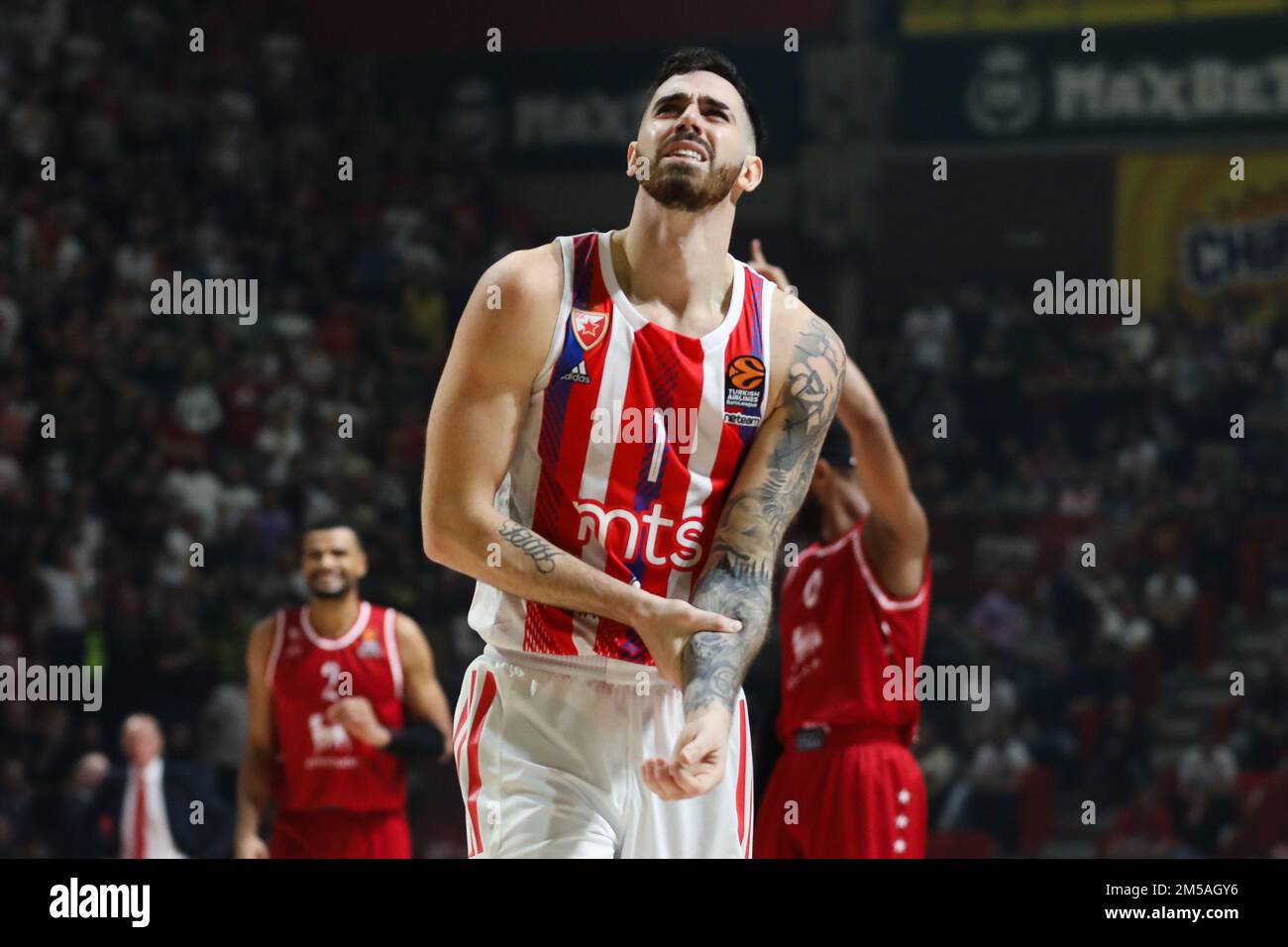 Belgrado, Serbia, 15 dicembre 2022. Luca Vildoza di Crvena Zvezda MTS Belgrado reagisce durante la partita Eurolega della Turkish Airlines del 2022/2023 tra Crvena Zvezda MTS Belgrado e Emporio Armani Milano del EA7 presso la Sala Nikolic di Aleksandar a Belgrado, in Serbia. Dicembre 15, 2022. Credito: Nikola Krstic/Alamy Foto Stock