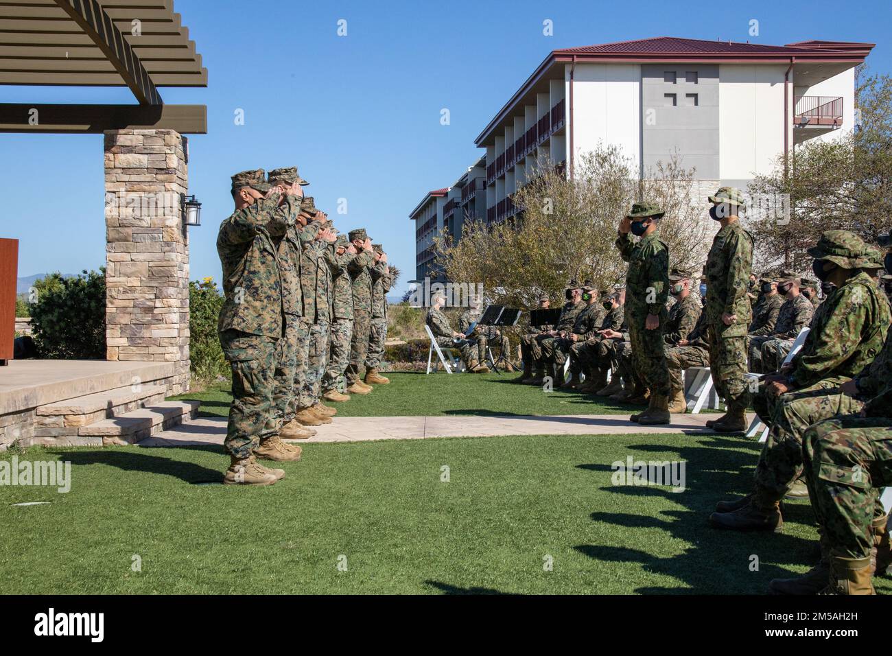 Kazuhiro Irie, al centro, comandante del reggimento Amphibious Rapid Deployment 2nd, saluta gli Stati Uniti Marines si prepara ad essere premiata per una performance superiore durante l'Esercitazione Iron Fist 2022 come parte della cerimonia di chiusura al Marine Corps base Camp Pendleton, California, 16 febbraio 2022. Per quasi due decenni gli Stati Uniti Marine Corps, Stati Uniti Navy, e JGSDF hanno condotto l'esercitazione Iron Fist, addestrandosi insieme nelle operazioni anfibie e affermando l'impegno degli Stati Uniti ai nostri alleati. Foto Stock