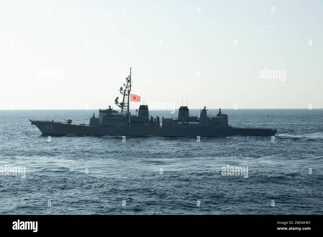 MAR DELLE FILIPPINE (Feb 16, 2022) il vettore aereo di classe Nimitz USS Abraham Lincoln (CVN 72), l'incrociatore missilistico guidato di classe Ticonderoga USS Mobile Bay (CG-53 3520) e l'cacciatorpediniere missilistico guidato di classe Arleigh Burke USS Spruance (DDG 111) navigano in formazione con la Japan Maritime Self-Defence Force (JMSDF) Murasame-Class USS-Hatazuma (DD-Hatazze) e Jakuma-TV-105) (DD Hatazze) Durante l'esercizio Jungle Warfare 2022 (JWX 22). JWX 22 è un esercizio di formazione su larga scala incentrato sull'utilizzo delle capacità integrate di partner congiunti e alleati per rafforzare i premi di tutti i domini Foto Stock