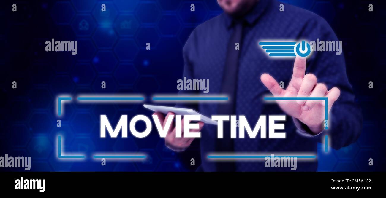 Scrittura a mano segno Movie Time. Business showcase l'ora programmata o effettiva in cui inizia uno spettacolo o un film Foto Stock