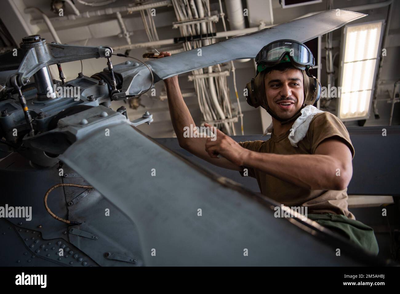 SOUTH CHINA SEA (16 febbraio 2022) Aviation Electrician’s Mate 3rd Class Elmuth Pineoaflores, di Hillsboro, Oregon, effettua la manutenzione su un elicottero MH-60R assegnato a Helicopter Maritime Strike Squadron (HSM) 51 a bordo del cacciatorpediniere missilistico guidato Arleigh Burke-class USS Dewey (DDG 105). Dewey è assegnato a Destroyer Squadron (DESRON) 15 e sta supportando un Indo-Pacific libero e aperto. CTF 71/DESRON 15 è la più grande DESRON della Marina e la principale forza di superficie della flotta statunitense 7th. Foto Stock