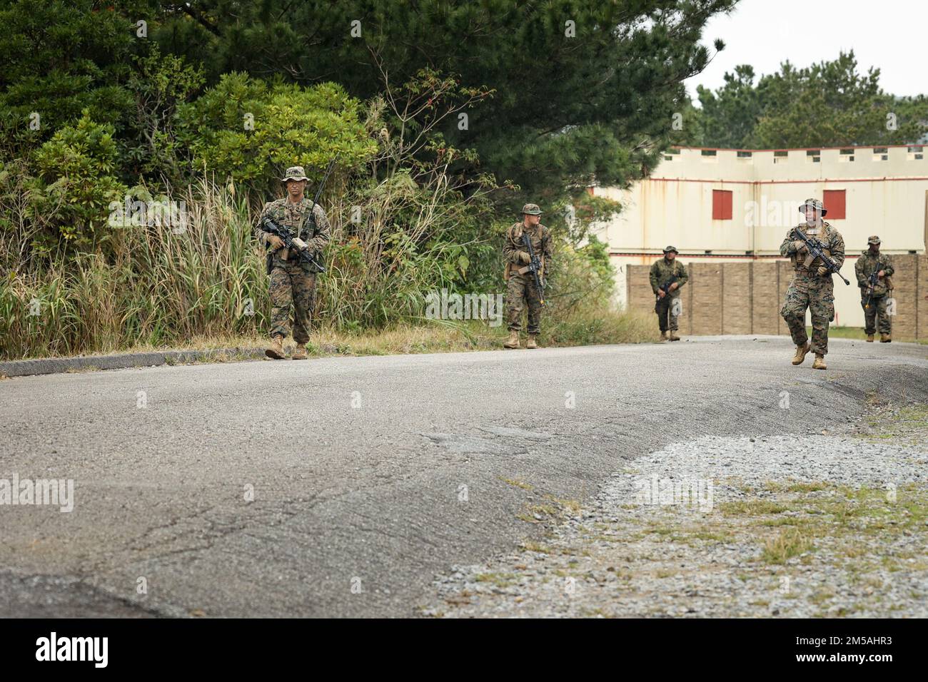 STATI UNITI Marines con 1st battaglione, 3D Marines, 3D Marine Division, pattuglia durante l'esercizio di Jungle Warfare 22 nella Central Training Area, Okinawa, Giappone, 16 febbraio 2022. JWX 22 è un'esercitazione di formazione sul campo su larga scala incentrata sull'utilizzo delle capacità integrate di partner congiunti e alleati per rafforzare la consapevolezza, la manovra e gli incendi in tutti i settori in un ambiente marittimo distribuito. 1/3 viene distribuito in futuro nell'Indo-Pacific con 4th Marines come parte del programma di implementazione delle unità. Foto Stock