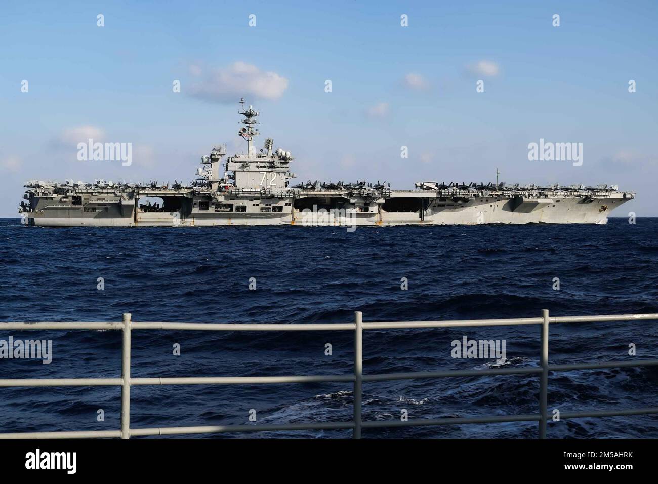 MAR DELLE FILIPPINE (Feb 16, 2022) il vettore aereo di classe Nimitz USS Abraham Lincoln (CVN 72), l'incrociatore missilistico guidato di classe Ticonderoga USS Mobile Bay (CG 53) e l'cacciatorpediniere missilistico guidato di classe Arleigh Burke USS Spruance (DDG 111) salgono in formazione con il cacciatorpediniere di classe Murasame JS-Hatazuma 105 e JD-Hatauma Hataze (TV [nave di addestramento] 3520) durante l'esercitazione Jungle Warfare 2022 (JWX 22). JWX 22 è un esercizio di formazione su larga scala incentrato sull'utilizzo delle capacità integrate di partner congiunti e alleati per rafforzare i premi di tutti i domini Foto Stock