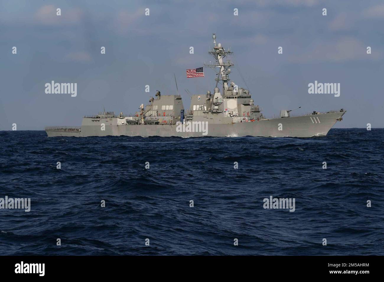 MAR DELLE FILIPPINE (Feb 16, 2022) il vettore aereo di classe Nimitz USS Abraham Lincoln (CVN 72), l'incrociatore missilistico guidato di classe Ticonderoga USS Mobile Bay (CG 53) e l'cacciatorpediniere missilistico guidato di classe Arleigh Burke USS Spruance (DDG 111) salgono in formazione con il cacciatorpediniere di classe Murasame JS-Hatazuma 105 e JD-Hatauma Hataze (TV [nave di addestramento] 3520) durante l'esercitazione Jungle Warfare 2022 (JWX 22). JWX 22 è un esercizio di formazione su larga scala incentrato sull'utilizzo delle capacità integrate di partner congiunti e alleati per rafforzare i premi di tutti i domini Foto Stock
