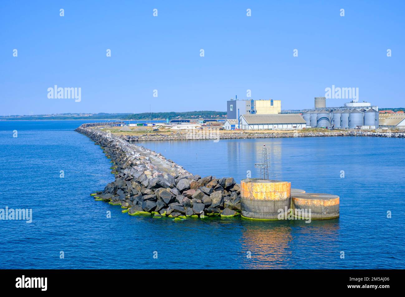 Strutture industriali all'ingresso del porto di Rönne, Bornholm Island, Danimarca, Scandinavia, Europa. Foto Stock