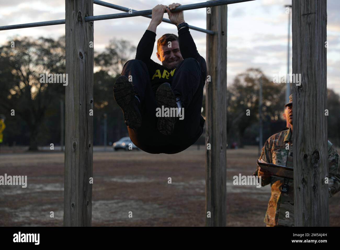 Jospeh Walters, Assistente Operations Officer assegnato a 110th Aviation Brigade Headquarters and Headquarters Company, esegue l'evento leg Tuck dell'Army Combat Fitness Test il 16 febbraio 2022 a Fort Rucker, Alabama. Foto Stock