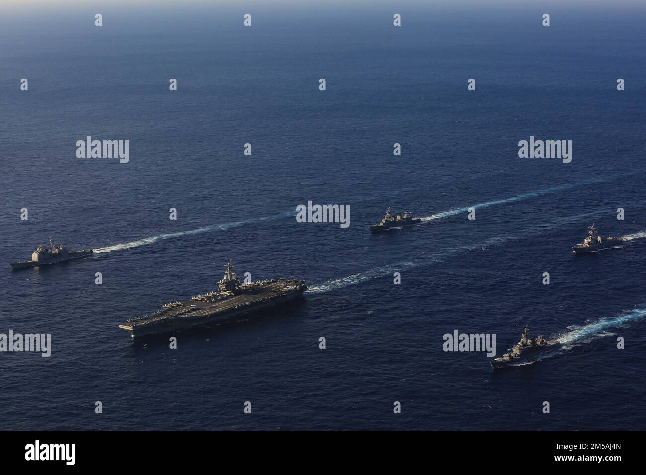 MAR DELLE FILIPPINE (Feb 16, 2022) il vettore aereo di classe Nimitz USS Abraham Lincoln (CVN 72), l'incrociatore missilistico guidato di classe Ticonderoga USS Mobile Bay (CG 53) e l'cacciatorpediniere missilistico guidato di classe Arleigh Burke USS Spruance (DDG 111) salgono in formazione con il cacciatorpediniere di classe Murasame JS-Hatazuma 105 e JD-Hatauma Hataze (TV [nave di addestramento] 3520) durante l'esercitazione Jungle Warfare 2022 (JWX 22). JWX 22 è un esercizio di formazione su larga scala incentrato sull'utilizzo delle capacità integrate di partner congiunti e alleati per rafforzare i premi di tutti i domini Foto Stock