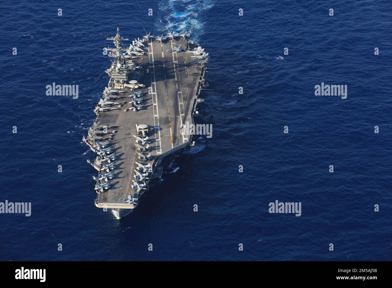 MAR DELLE FILIPPINE (Feb 16, 2022) il vettore aereo di classe Nimitz USS Abraham Lincoln (CVN 72), l'incrociatore missilistico guidato di classe Ticonderoga USS Mobile Bay (CG 53) e l'cacciatorpediniere missilistico guidato di classe Arleigh Burke USS Spruance (DDG 111) salgono in formazione con il cacciatorpediniere di classe Murasame JS-Hatazuma 105 e JD-Hatauma Hataze (TV [nave di addestramento] 3520) durante l'esercitazione Jungle Warfare 2022 (JWX 22). JWX 22 è un esercizio di formazione su larga scala incentrato sull'utilizzo delle capacità integrate di partner congiunti e alleati per rafforzare i premi di tutti i domini Foto Stock