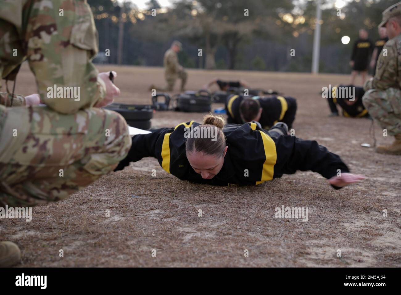 1st Marion Currie, staff Brigade assegnato a 110th Aviation Brigade Headquarters and Headquarters Company, completa l'evento di rilascio delle mani Push-UPS dell'Army Combat Fitness Test il 16 febbraio 2022 a Fort Rucker, Alabama. Foto Stock