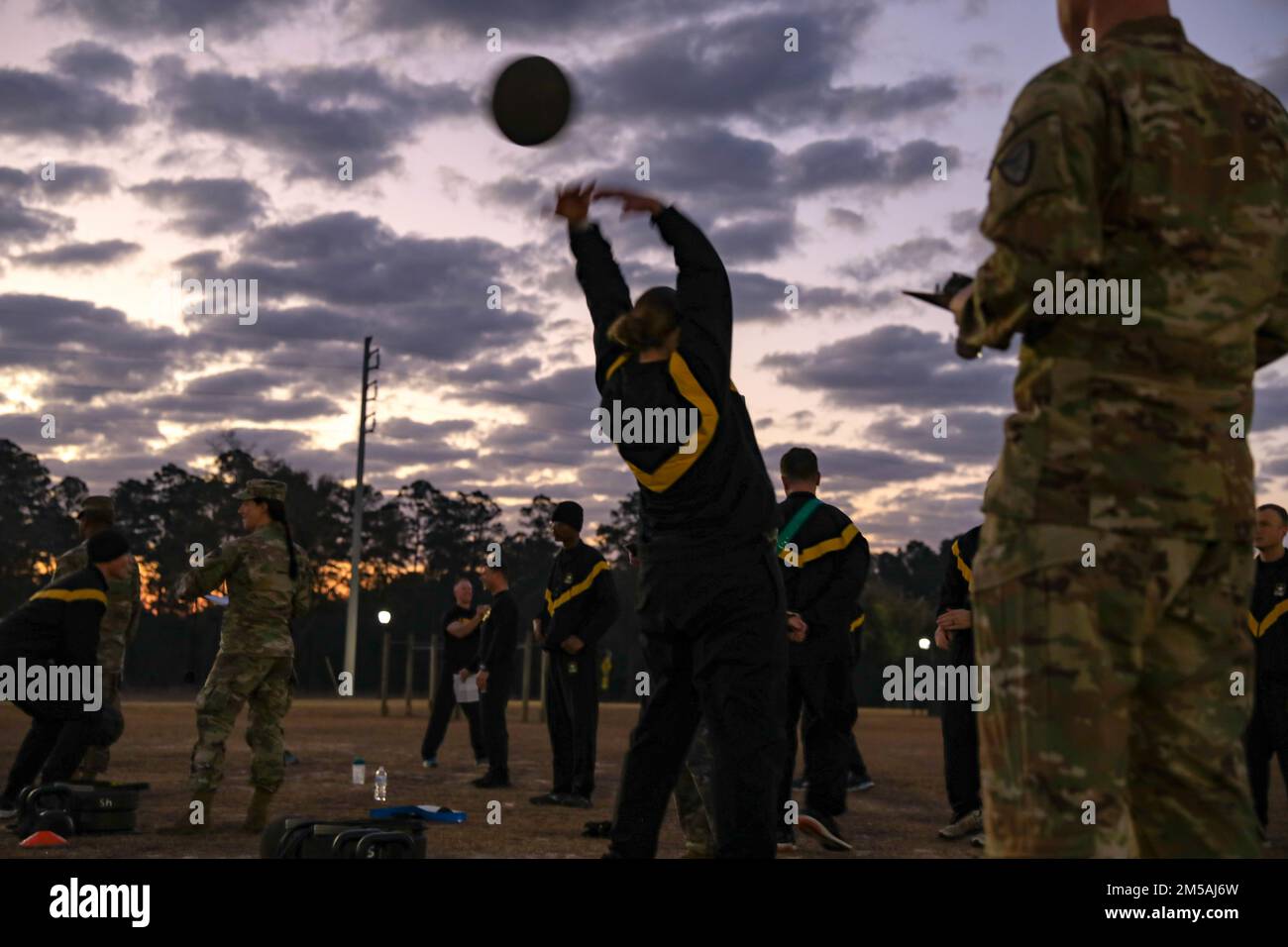 1st Marion Currie, staff Brigade assegnato a 110th Aviation Brigade Headquarters and Headquarters Company, esegue l'evento Standing Power Throw dell'Army Combat Fitness Test il 16 febbraio 2022 a Fort Rucker, Alabama. Foto Stock