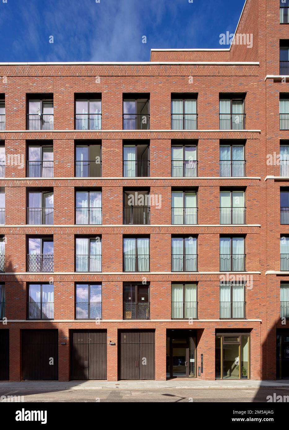 Vista generale dalla parte anteriore. Varcoe Road, Londra, Regno Unito. Architetto: Maccreanor Lavington, 2020. Foto Stock