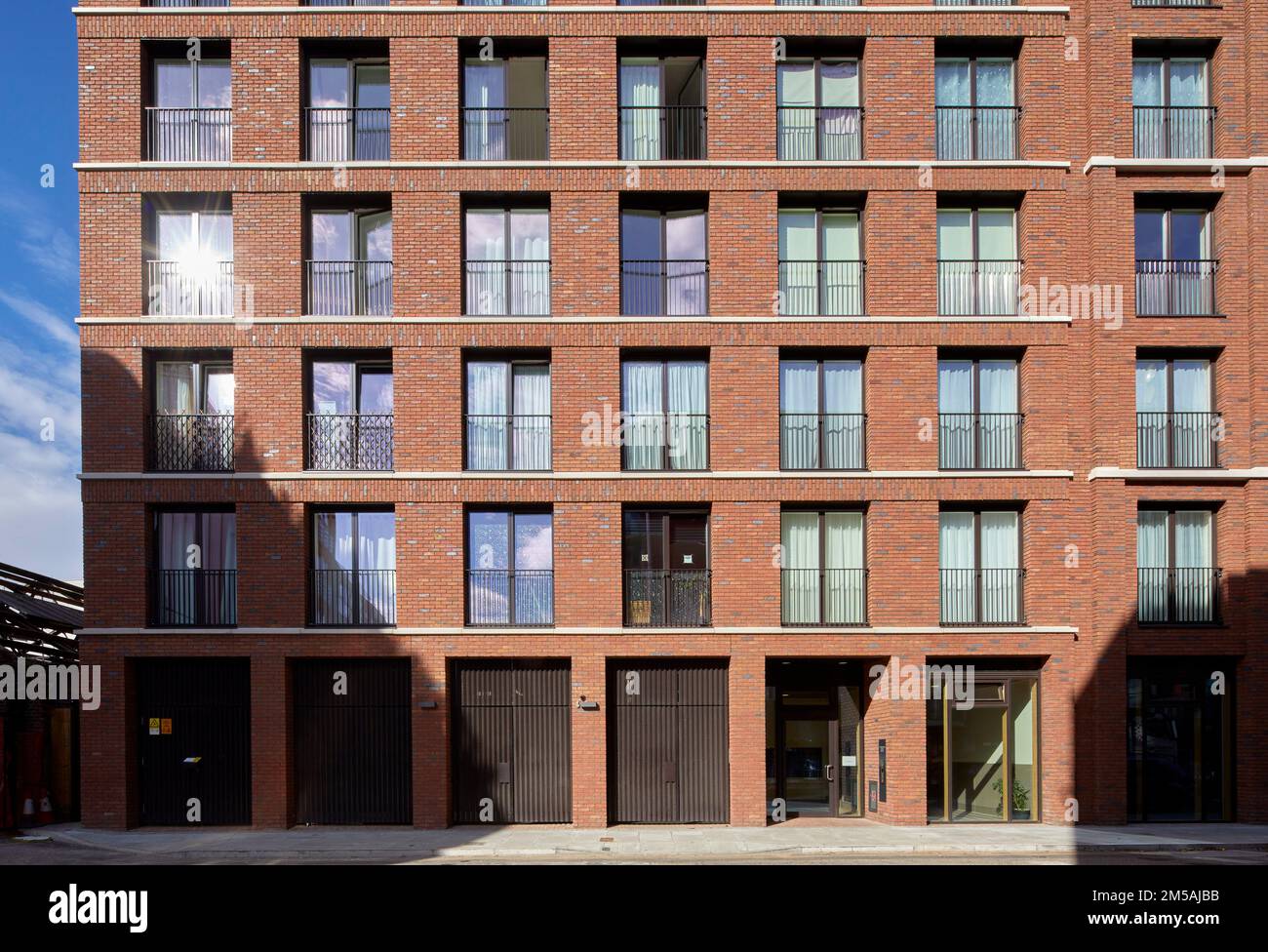 Vista generale dalla parte anteriore. Varcoe Road, Londra, Regno Unito. Architetto: Maccreanor Lavington, 2020. Foto Stock
