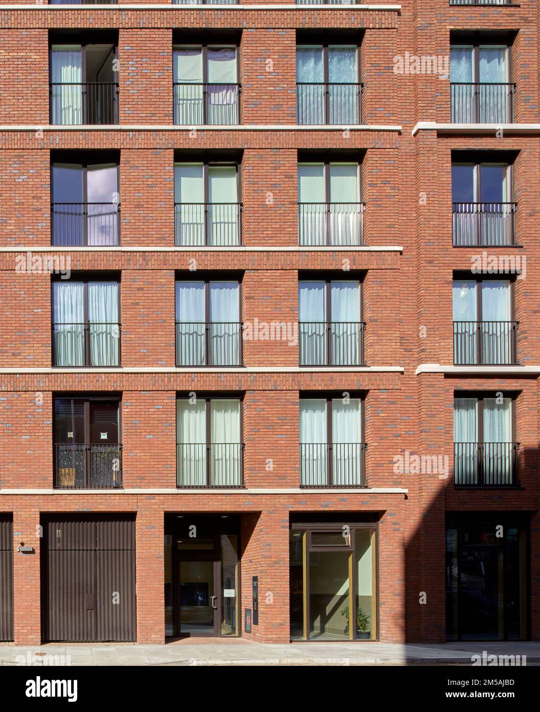 Vista generale dalla parte anteriore. Varcoe Road, Londra, Regno Unito. Architetto: Maccreanor Lavington, 2020. Foto Stock