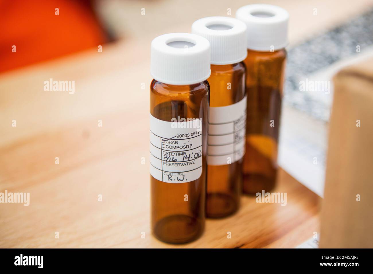 LE fiale per campioni d'acqua AIEA, Hawaii (16 febbraio 2022) vengono utilizzate per il monitoraggio in tempo reale presso il pozzo Red Hill a sostegno delle attività di recupero dell'acqua di Joint base Pearl Harbor-Hickam (JBPHH). Il team Interagency Drinking Water System è un'iniziativa congiunta in cui gli Stati Uniti Navy sta lavorando a stretto contatto con il Dipartimento della Salute delle Hawaii, Stati Uniti Environmental Protection Agency e gli Stati Uniti Esercito per ripristinare l'acqua potabile sicura alle comunità abitative di Joint base Pearl Harbor-Hickam. Per informazioni dettagliate, visitare il sito Web www.navy.mil/jointbasewater. Foto Stock