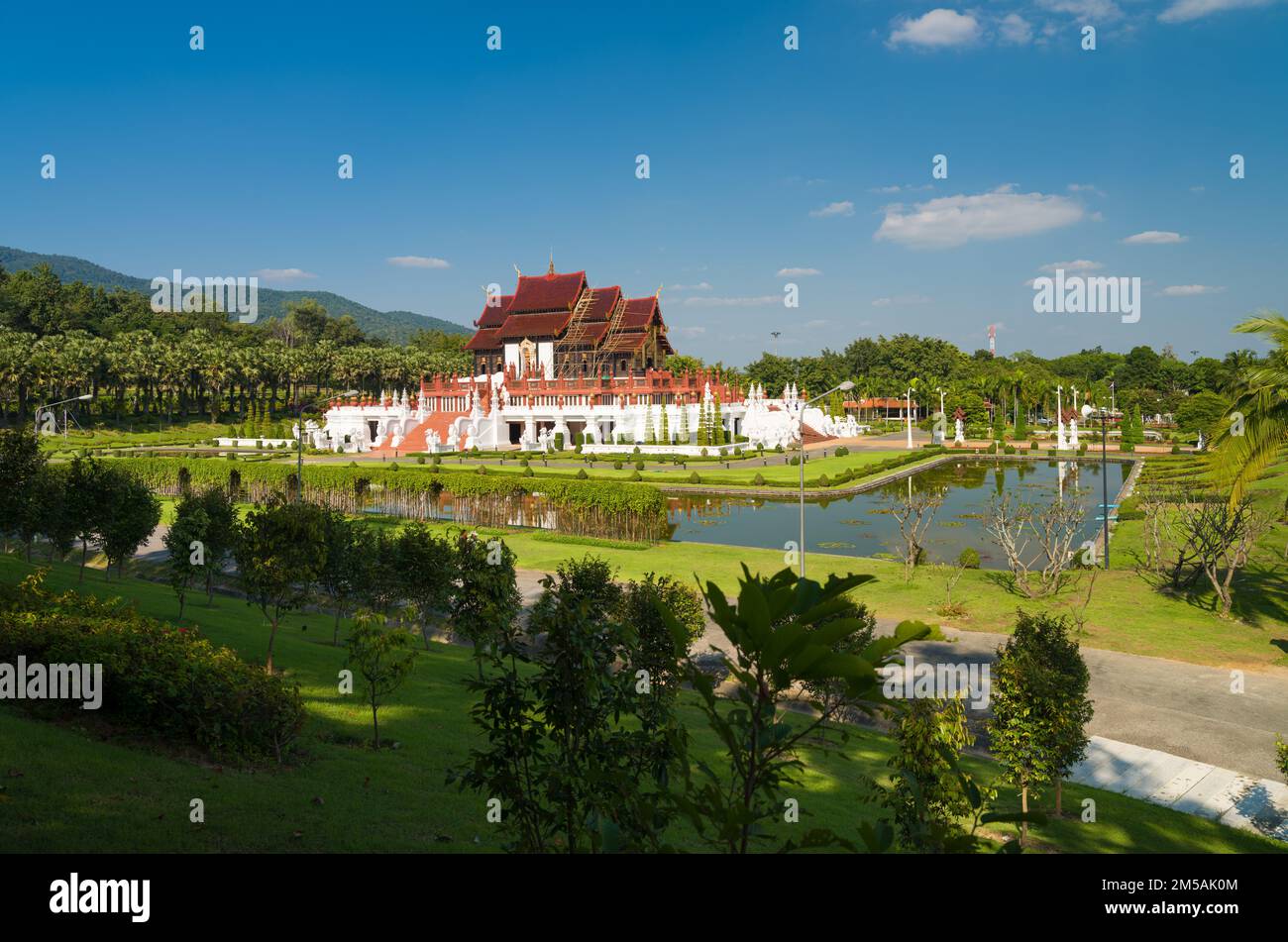 Provincia di Chiang mai, Royal Flora Ratchaphruek Park. Il tempio del Grand Pavilion (Hor Kam Luang). Chiang mai, Thailandia Foto Stock